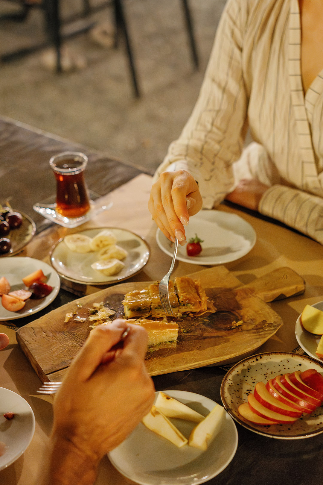 Fethiye’de Ne Yenir? En İyi Lezzetler ve Cin Bal Önerisi - Cin Bal Fethiye Kayaköy Et Restaurant Fethiye’de tatlı ne yenir - Cin Bal Kayaköy baklava ve yöresel lezzetler